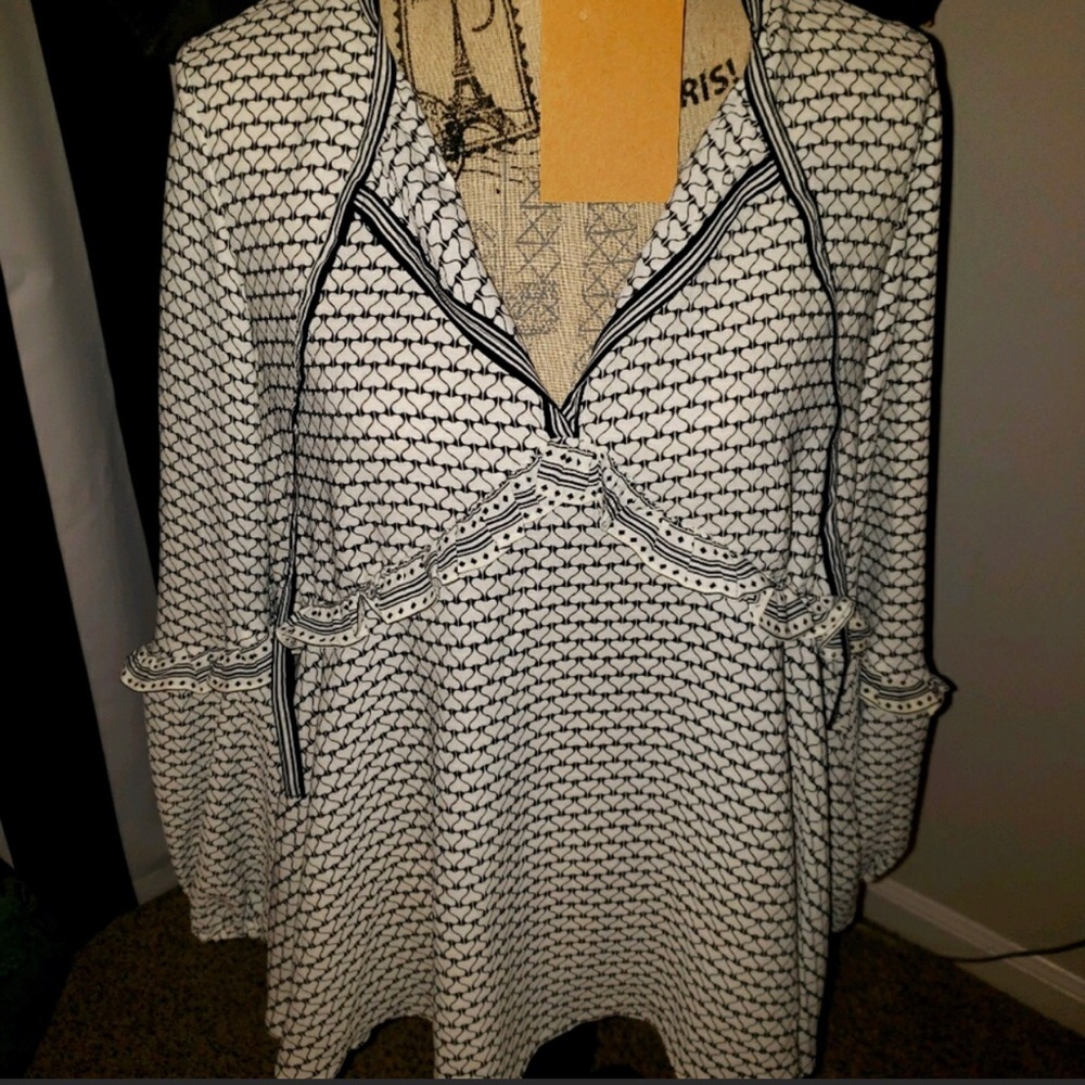 BCBGMAXAZRIA White Spade/Heart V-Neck Ruffle Front Tie Flowy Long Sleeve Blouse